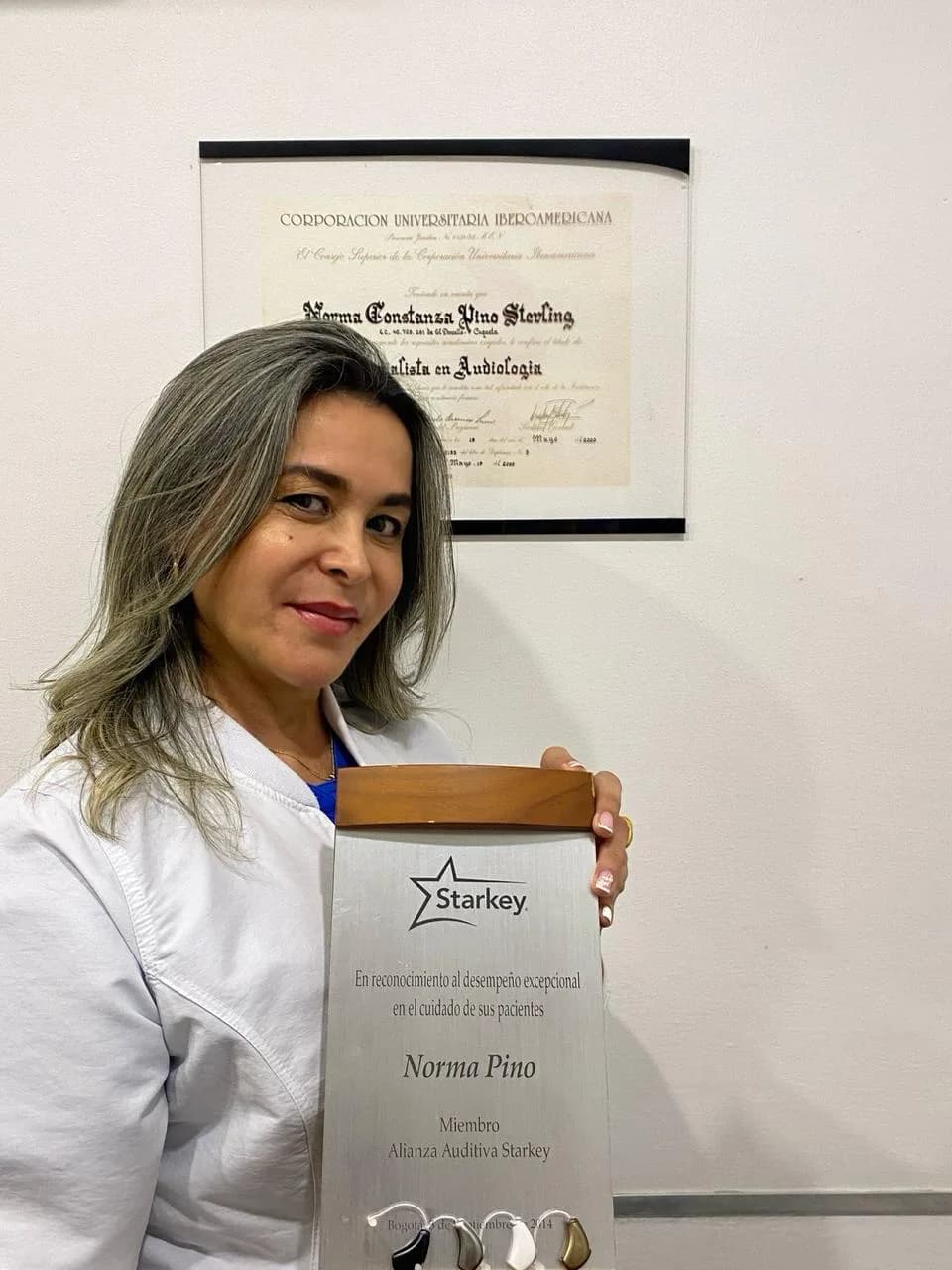 Norma Constanza Pino Sterling, Especialista en Audiología, con su reconocimiento Starkey